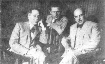 1935. Μόσχα. K. Bάρναλης,  Δ. Γληνός και Κ. Κανονίδη, διευθυντή του ελληνικού θεάτρου του Σοχούμ, στο συνέδριο Σοβιετικών συγγραφέων